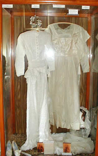 wedding_gowns_display